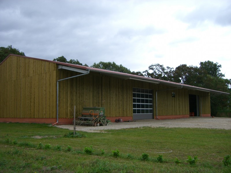Holzverkleidung einer landwirtschaftlichen Maschinenhalle