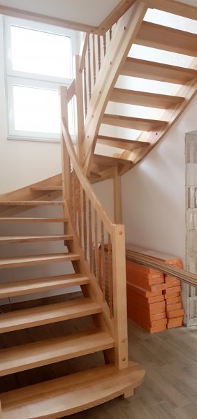 Treppe aus Eschenmassivholz