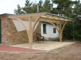 Terassenüberdachung aus Holz mit Glasdach